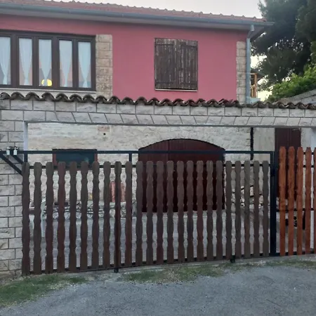 Penzion And With Parking Space Premantura, Medulin - 24363 Pula